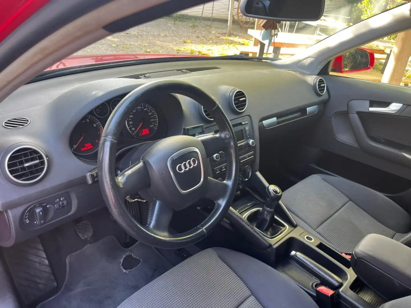 Audi A3 Sportback 1.6 FSI Attraction Rot - 2