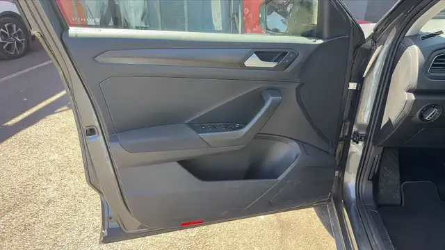Volkswagen T-Roc view 7