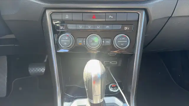 Volkswagen T-Roc view 13