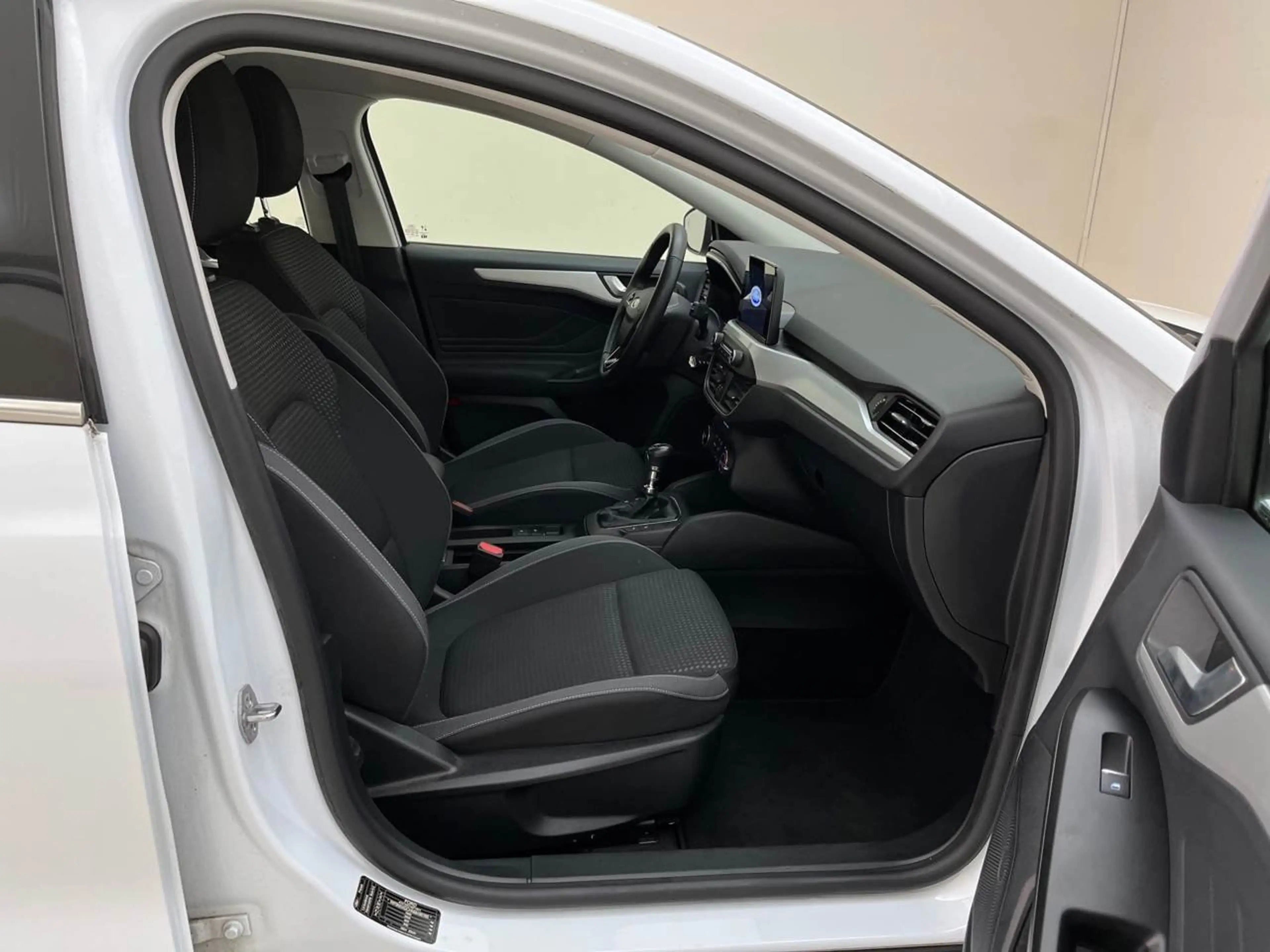 Ford Focus 1.0 EcoBoost Cool&Connect SpoSi BLIS LED — photo 10