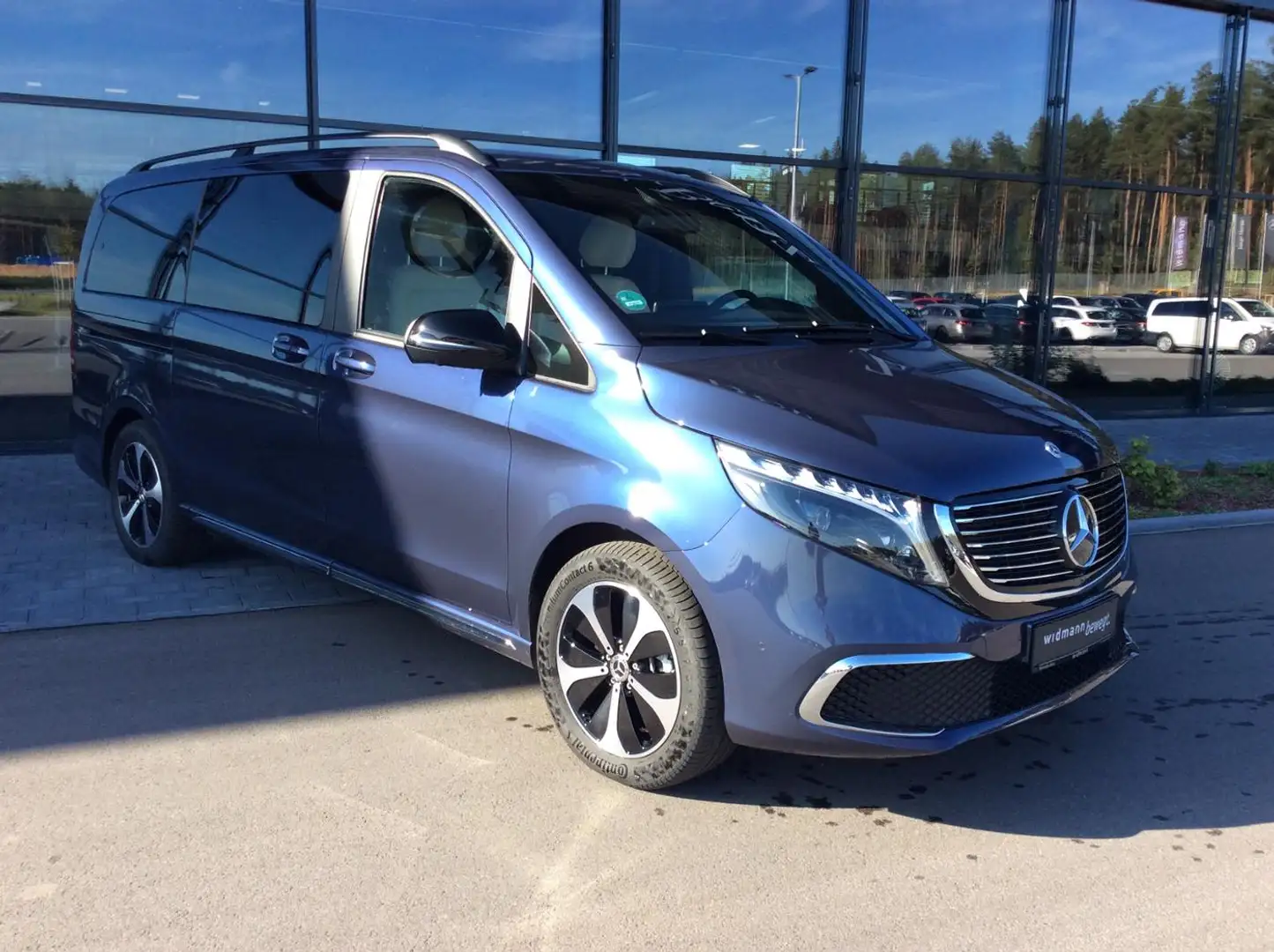 Mercedes-Benz EQV 300 L SpurW Sport Luft Pano Navi SoundSys Modrá - 2