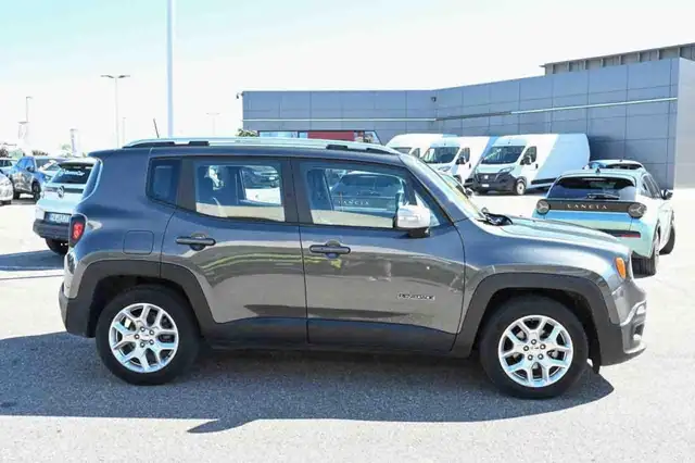 Jeep Renegade view 17