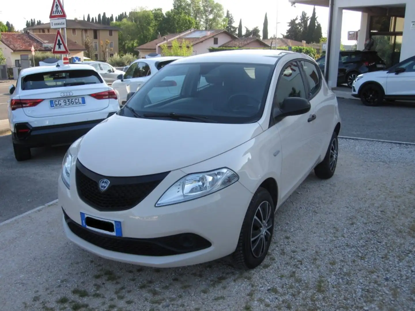 Lancia Ypsilon 0.9 TwinAir 85 CV 5p. Metano Ecochic NEOPATENTATI Gris - 1