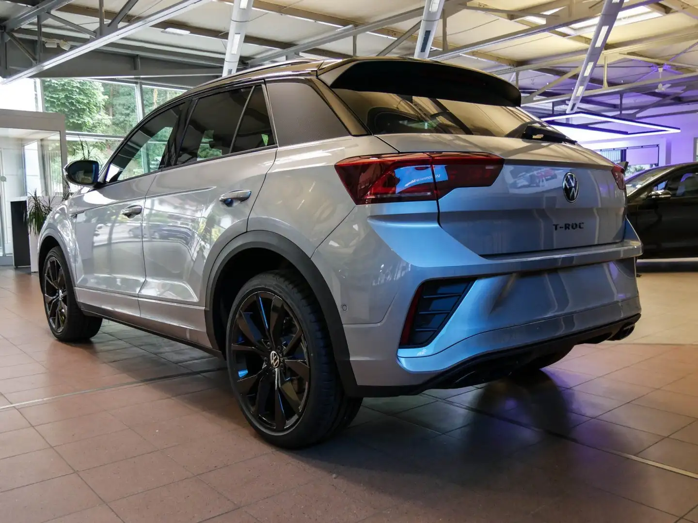 Volkswagen T-Roc R-Line 1.5 l TSI 150 PS DSG AHK,Navi,IQ Silber - 2
