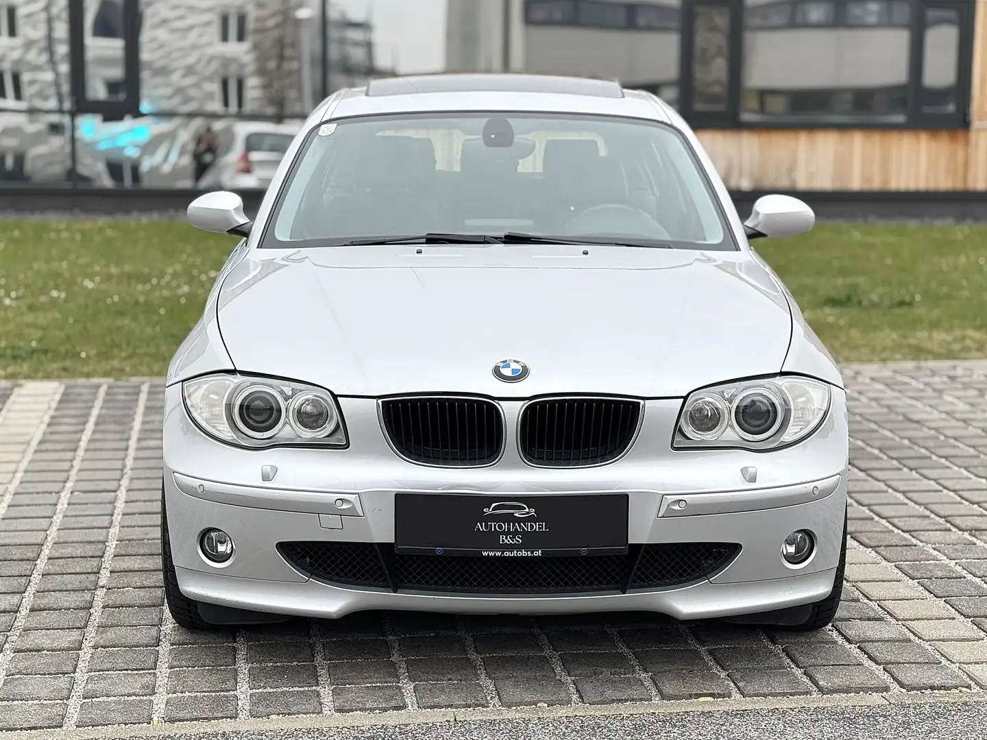 BMW 118 118i Aut. *SPORTPAKET, NAVI, LEDER, XENON* Silber - 2