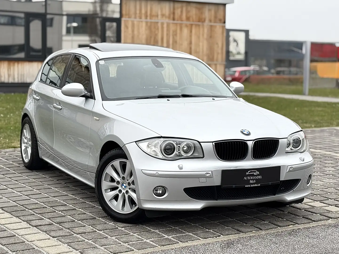 BMW 118 118i Aut. *SPORTPAKET, NAVI, LEDER, XENON* Silber - 1