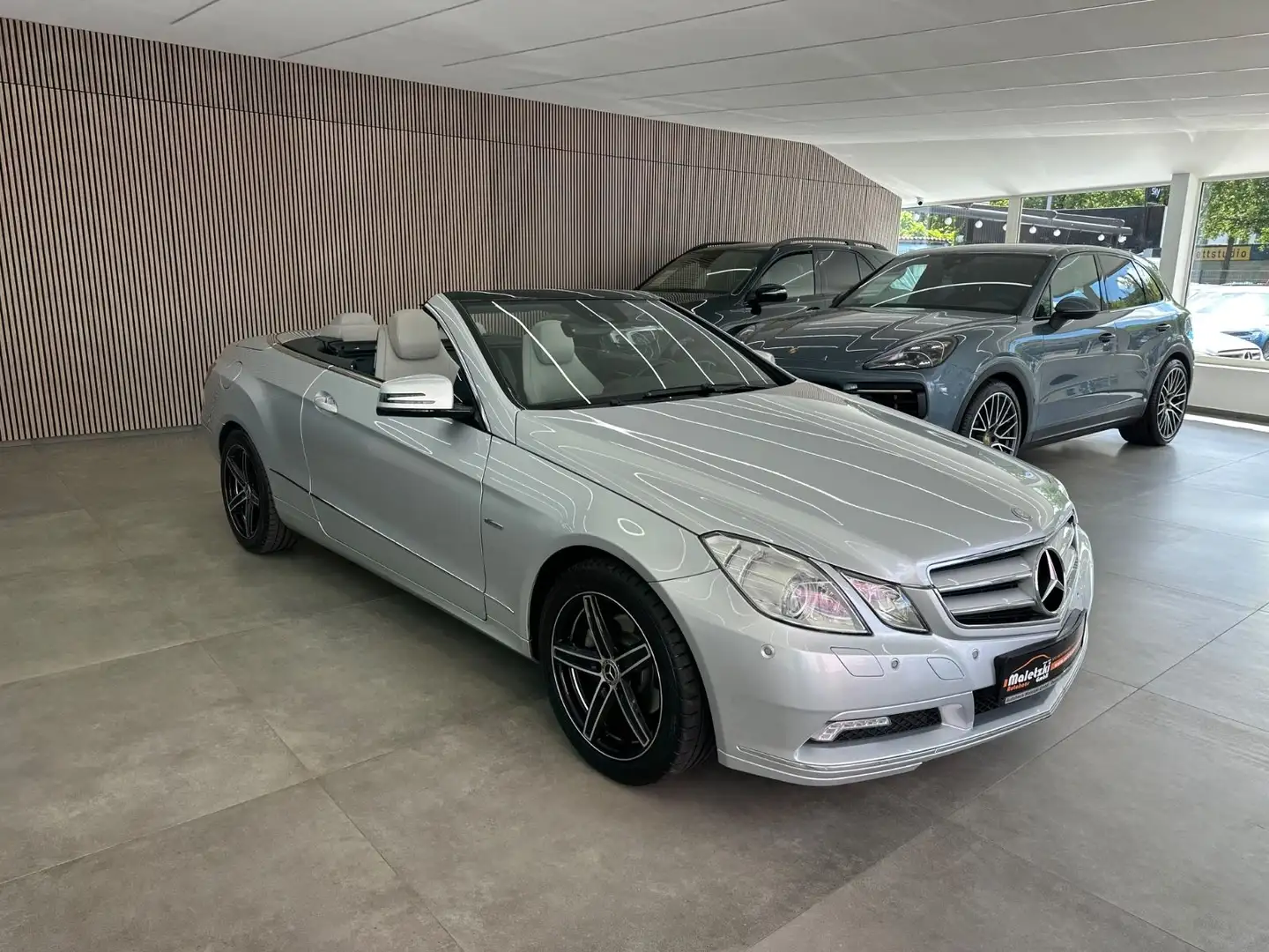 Mercedes-Benz E 200 CGI Cabrio BlueEfficiency*Bi-Xenon*PDC* Gümüş rengi - 1