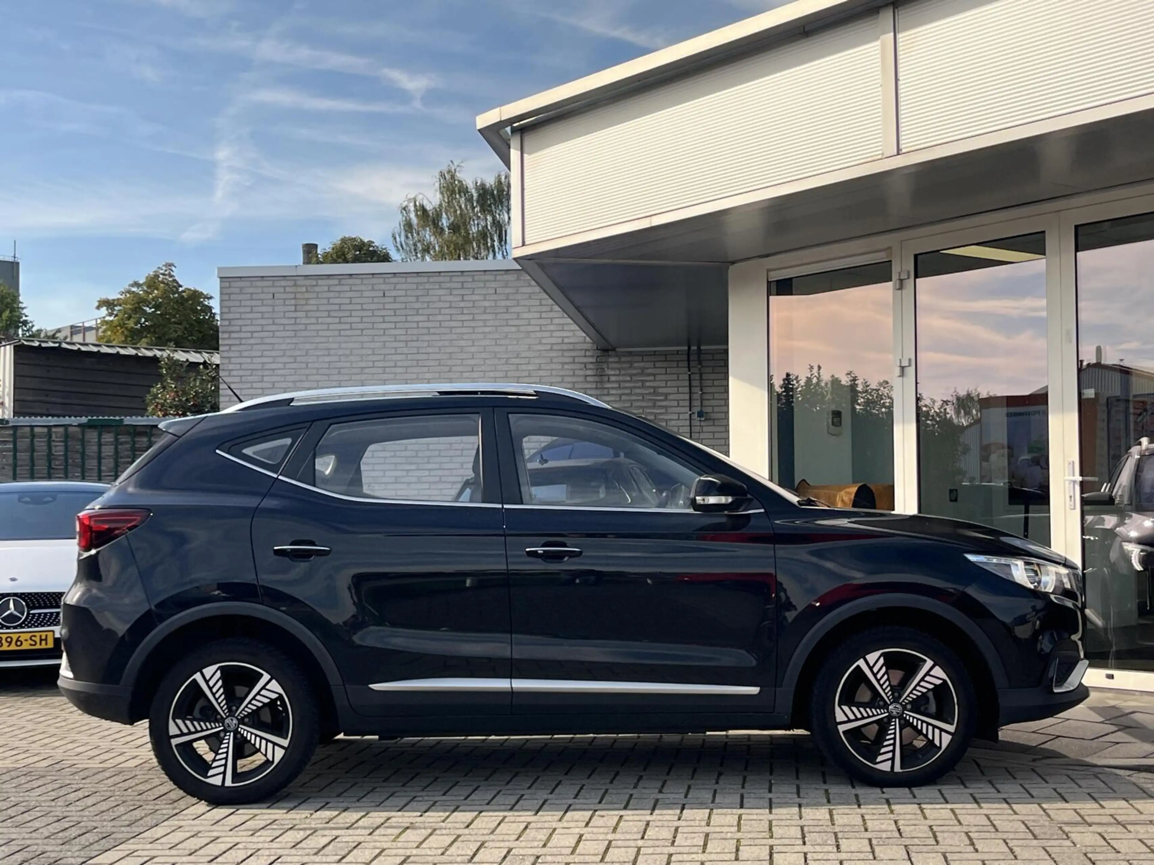 MG ZS EV Luxury 45 kWh SOH 90% PANO+LEDER+CARPLAY+KEYLES — photo 3