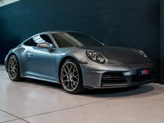 Porsche 911 view 5