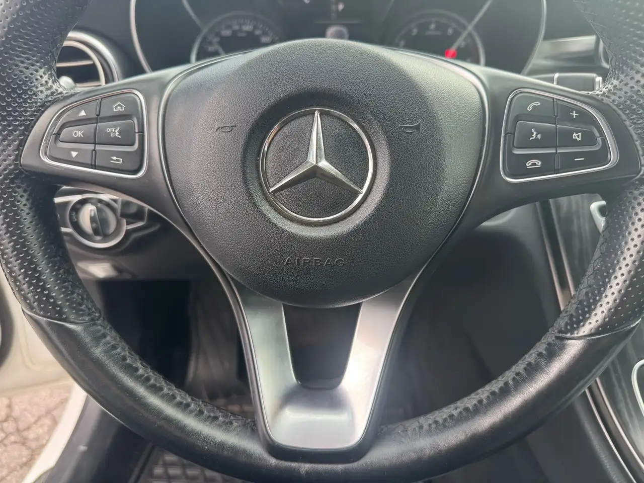 Mercedes-Benz C-Class снимка Mercedes-Benz C-Class