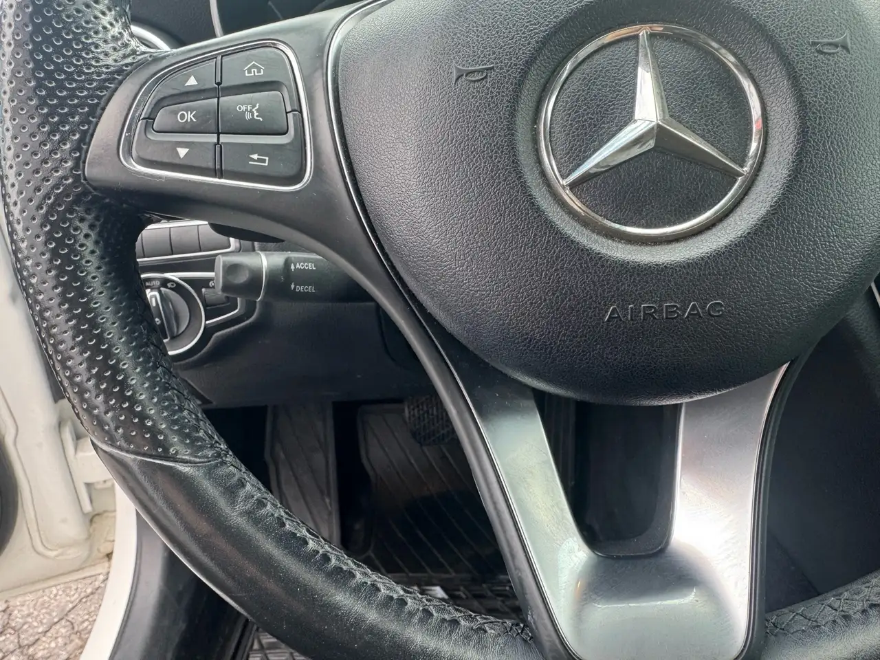 Mercedes-Benz C-Class снимка Mercedes-Benz C-Class