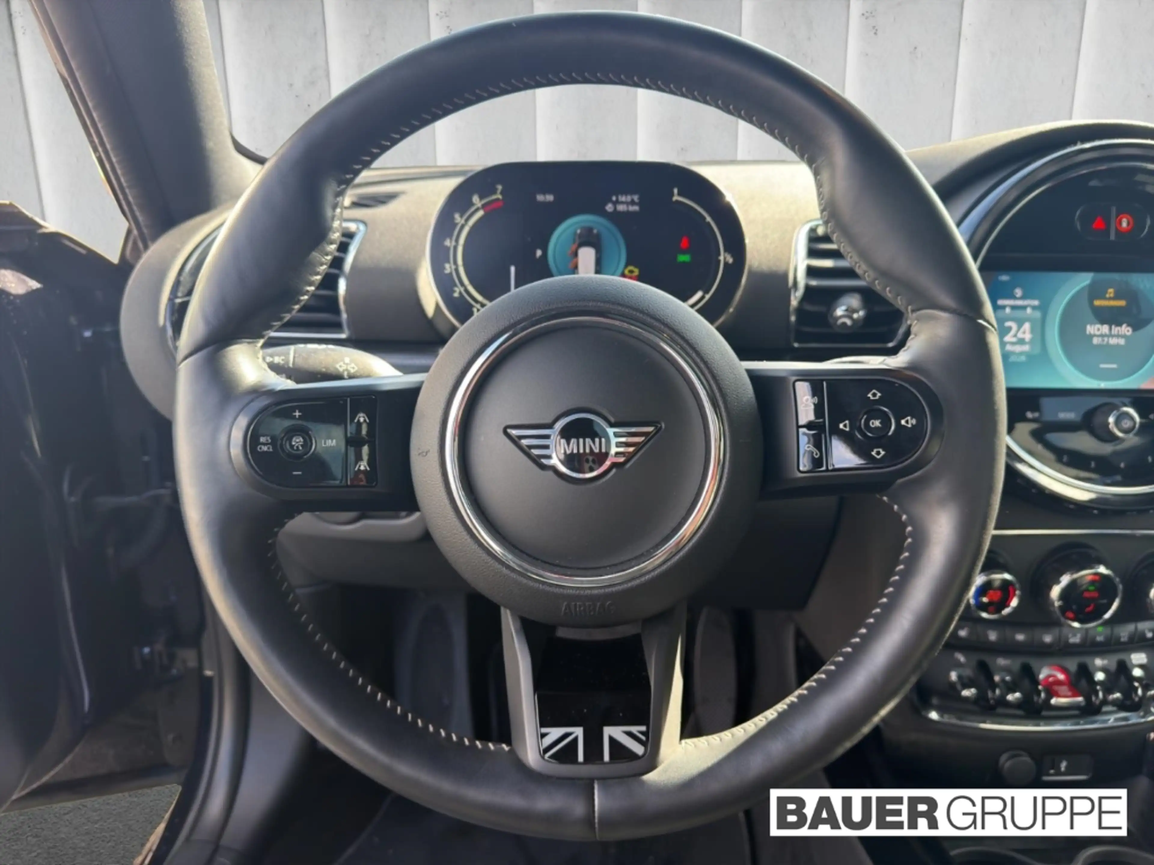 MINI Cooper S Clubman LED Panoramadach Rückfahrkamera Navi Younique Trim — photo 11