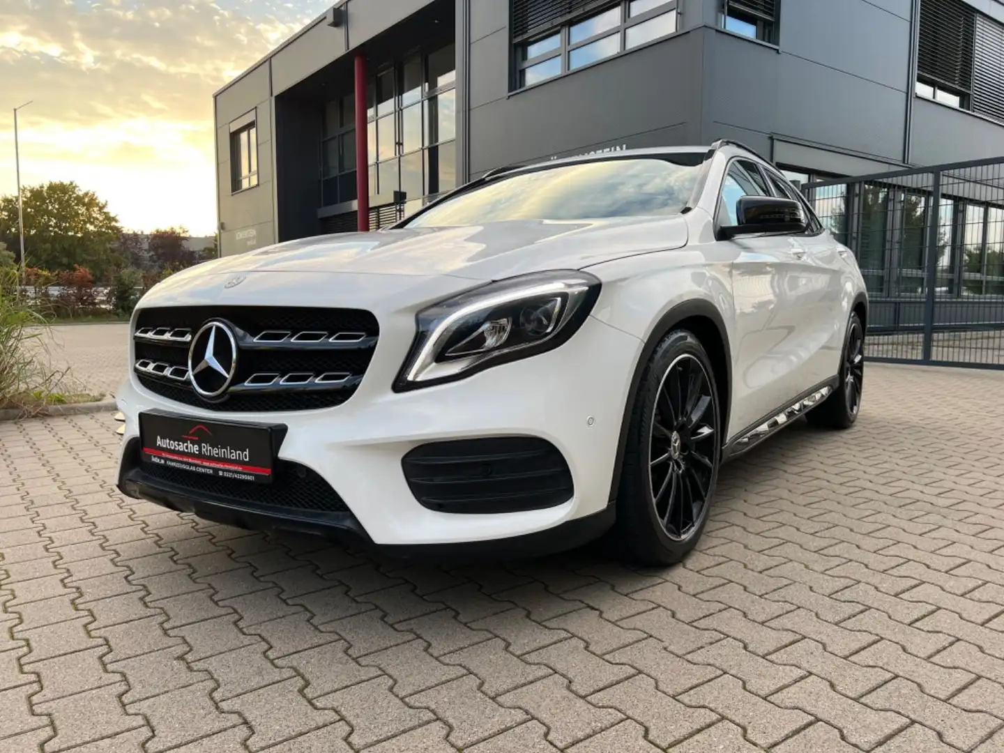 Mercedes-Benz GLA 180 *AMG Styling*LED*Navi*2.Hand*Garantie* Weiß - 2