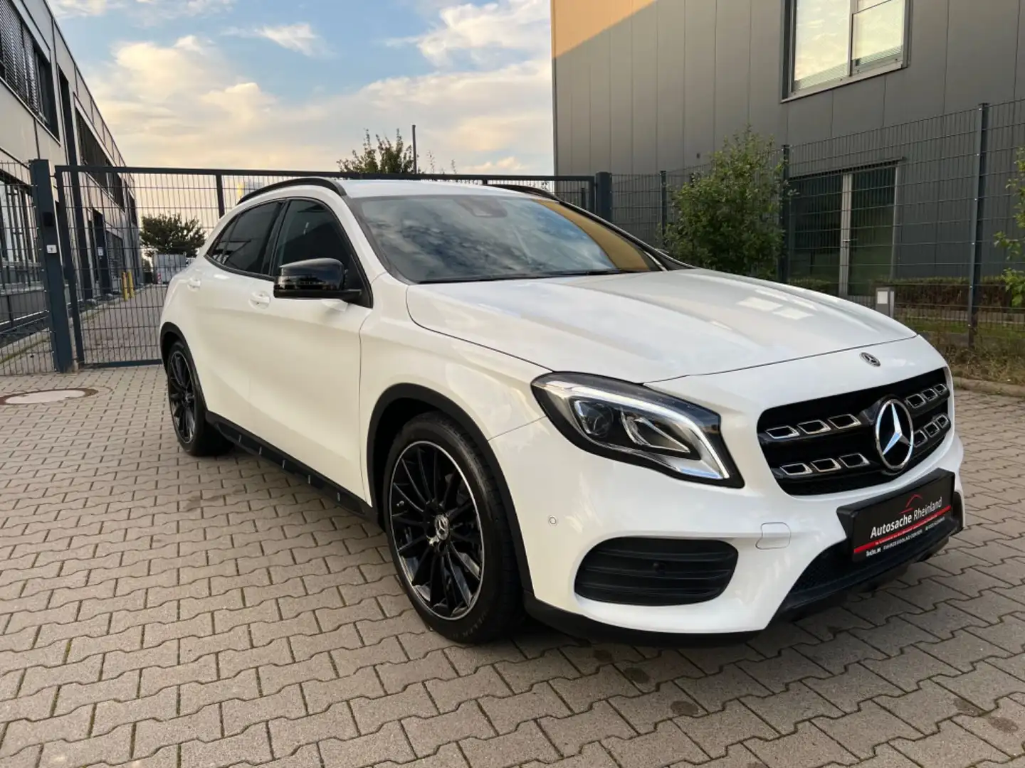 Mercedes-Benz GLA 180 *AMG Styling*LED*Navi*2.Hand*Garantie* Weiß - 1