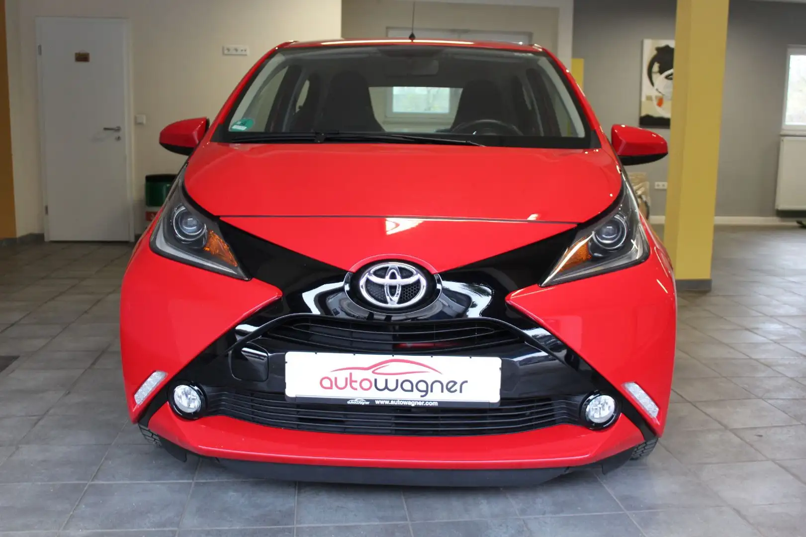 Toyota Aygo AYGO x-play touch Rot - 2