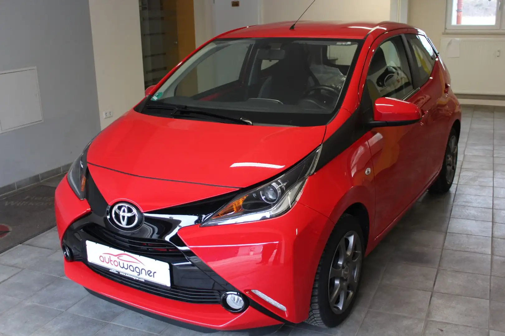 Toyota Aygo AYGO x-play touch Rot - 1