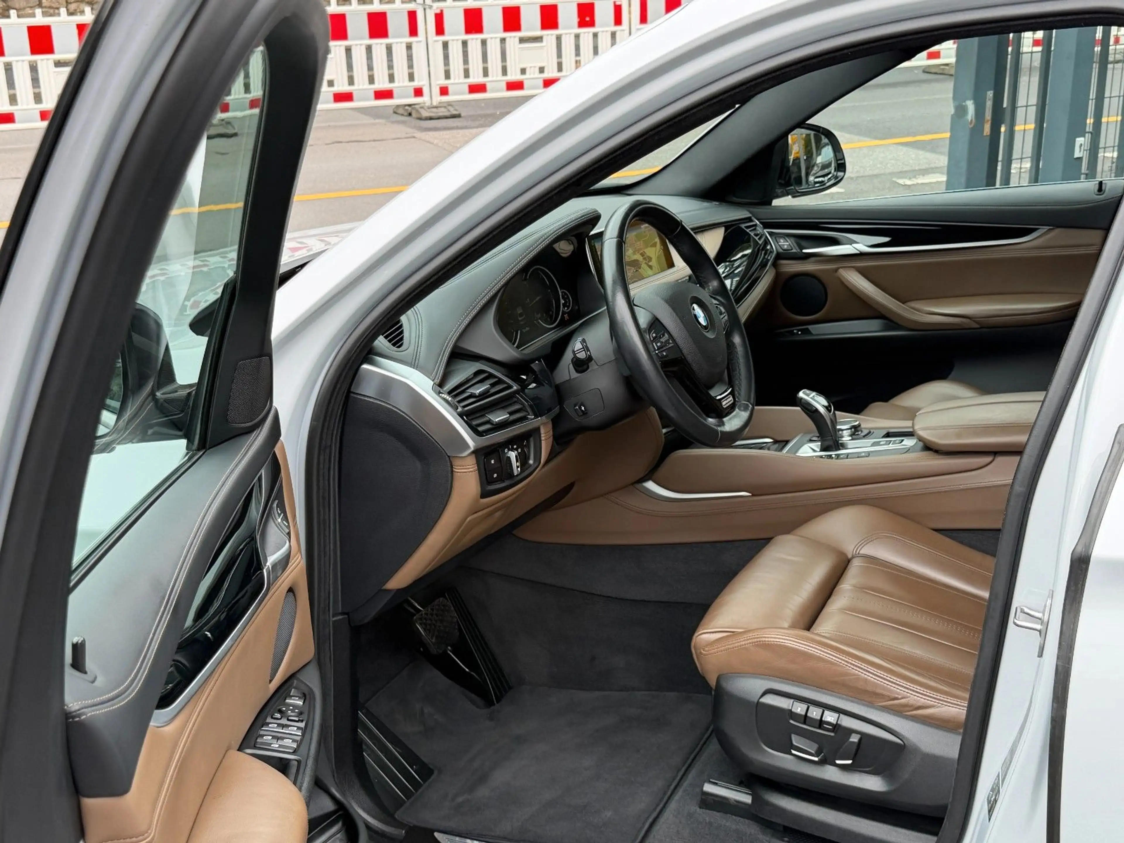 BMW X6 xDrive 30 d Aut. 1 Hand - Head Up - LED /// — photo 12