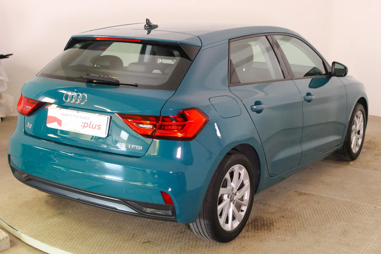 Audi A1 A1 II 2019 Sportback 25 1.0 tfsi Advanced Grün - 2