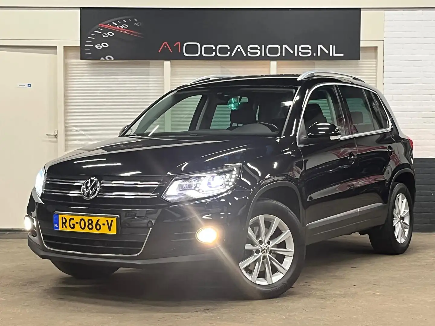 Volkswagen Tiguan 2.0 TSI Sport&Style 4Motion + STOELVERWARMING + NA Zwart - 2
