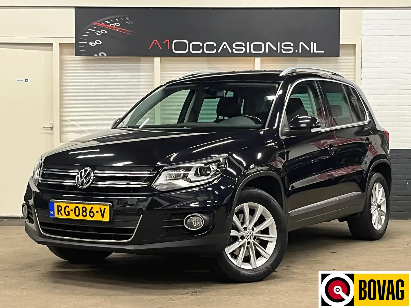 Volkswagen Tiguan 2.0 TSI Sport&Style 4Motion + STOELVERWARMING + NA Zwart - 1