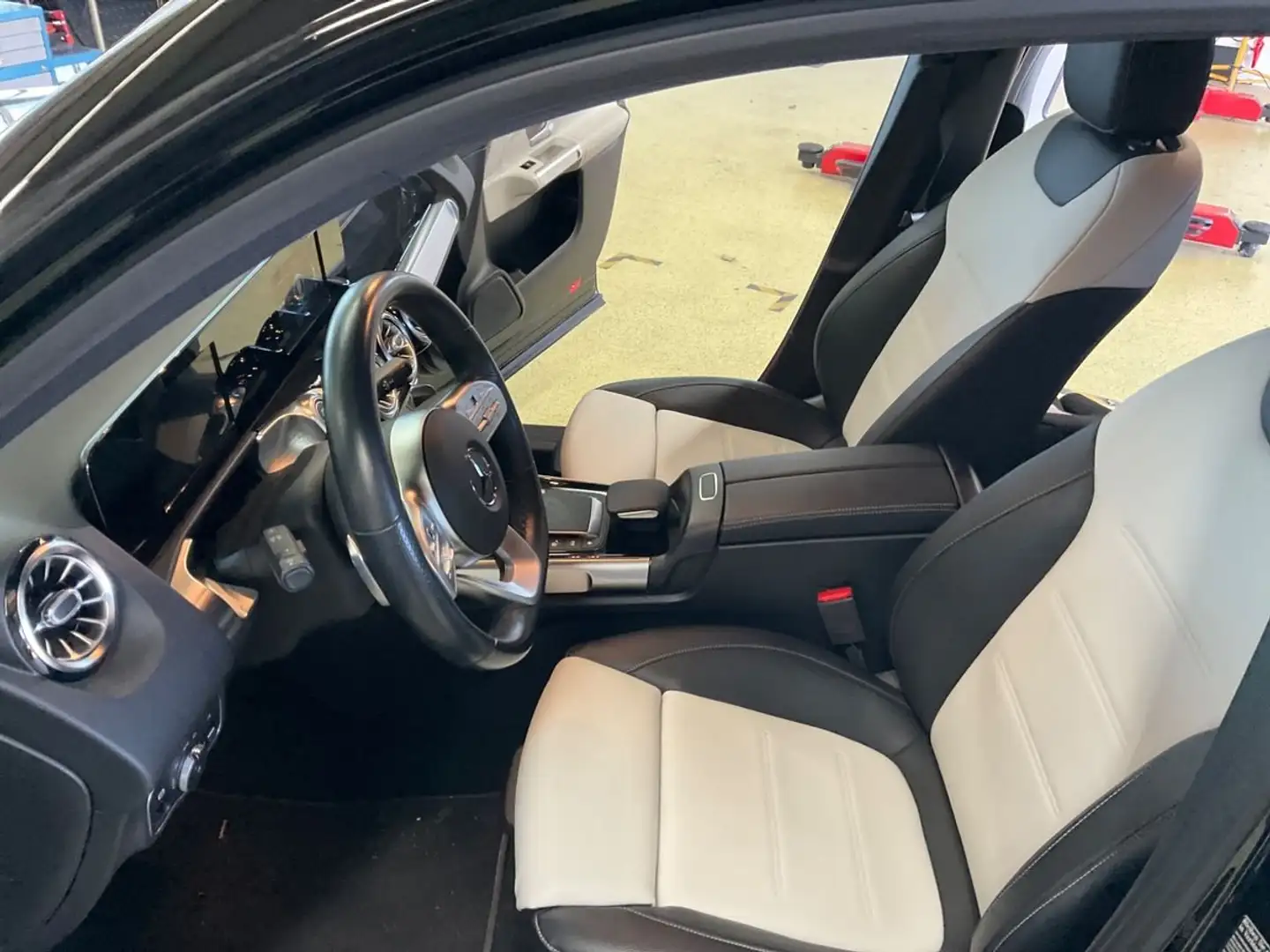 Mercedes-Benz GLB 250 GLB+250+4Matic+8G-DCT+AMG+Line Чорний - 2