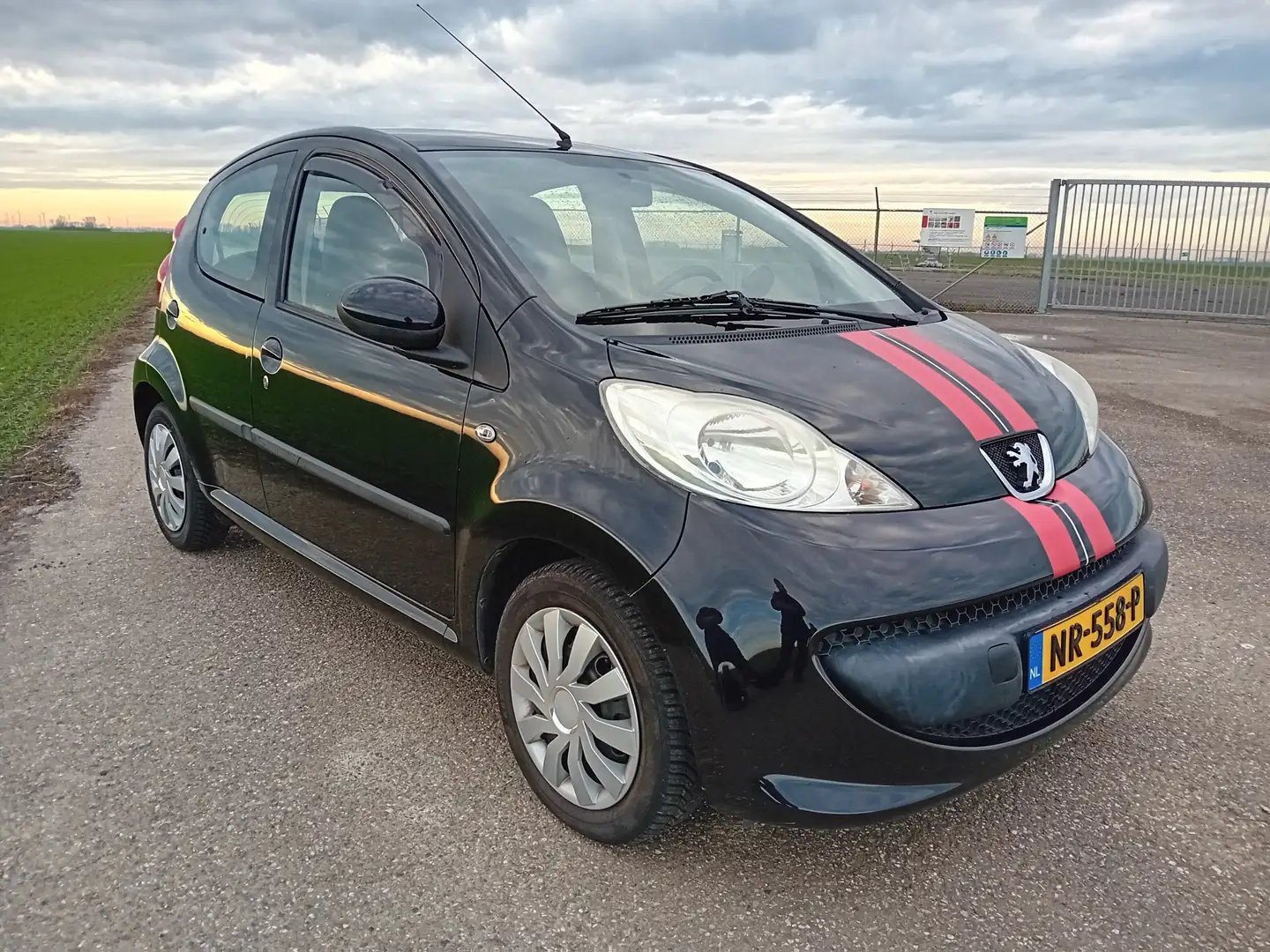 Peugeot 107 1.0-12V XR Zwart - 1