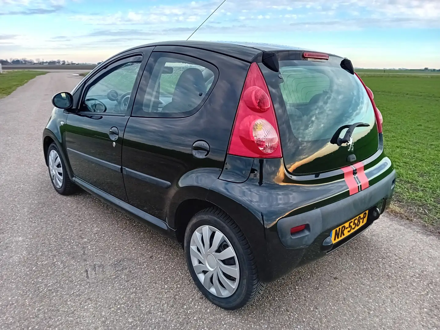 Peugeot 107 1.0-12V XR Zwart - 2