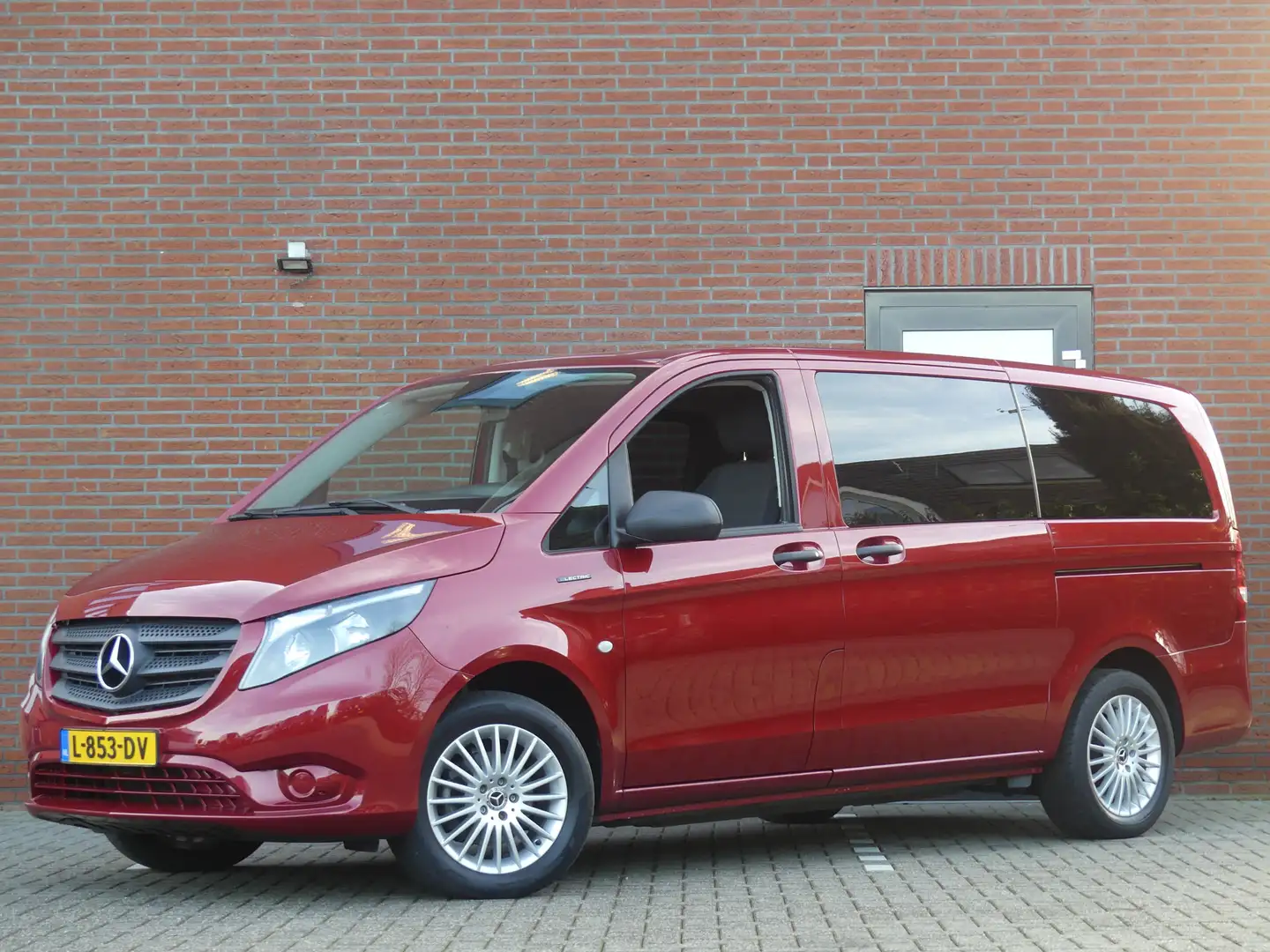 Mercedes-Benz Vito eVito Tourer PRO L2 MARGE 35KWH AUTO 8 Persoons Ca Rood - 1