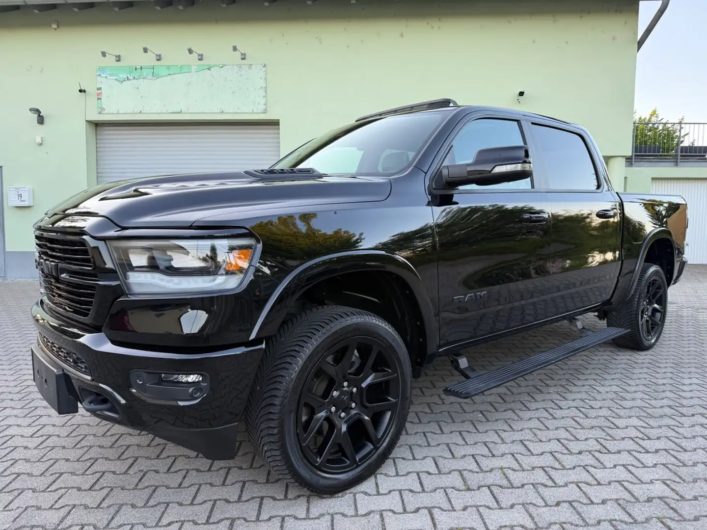 Dodge RAM Dodge RAM 1500 5.7HEMI Laramie 4X4 LPG Pano Schwarz - 2