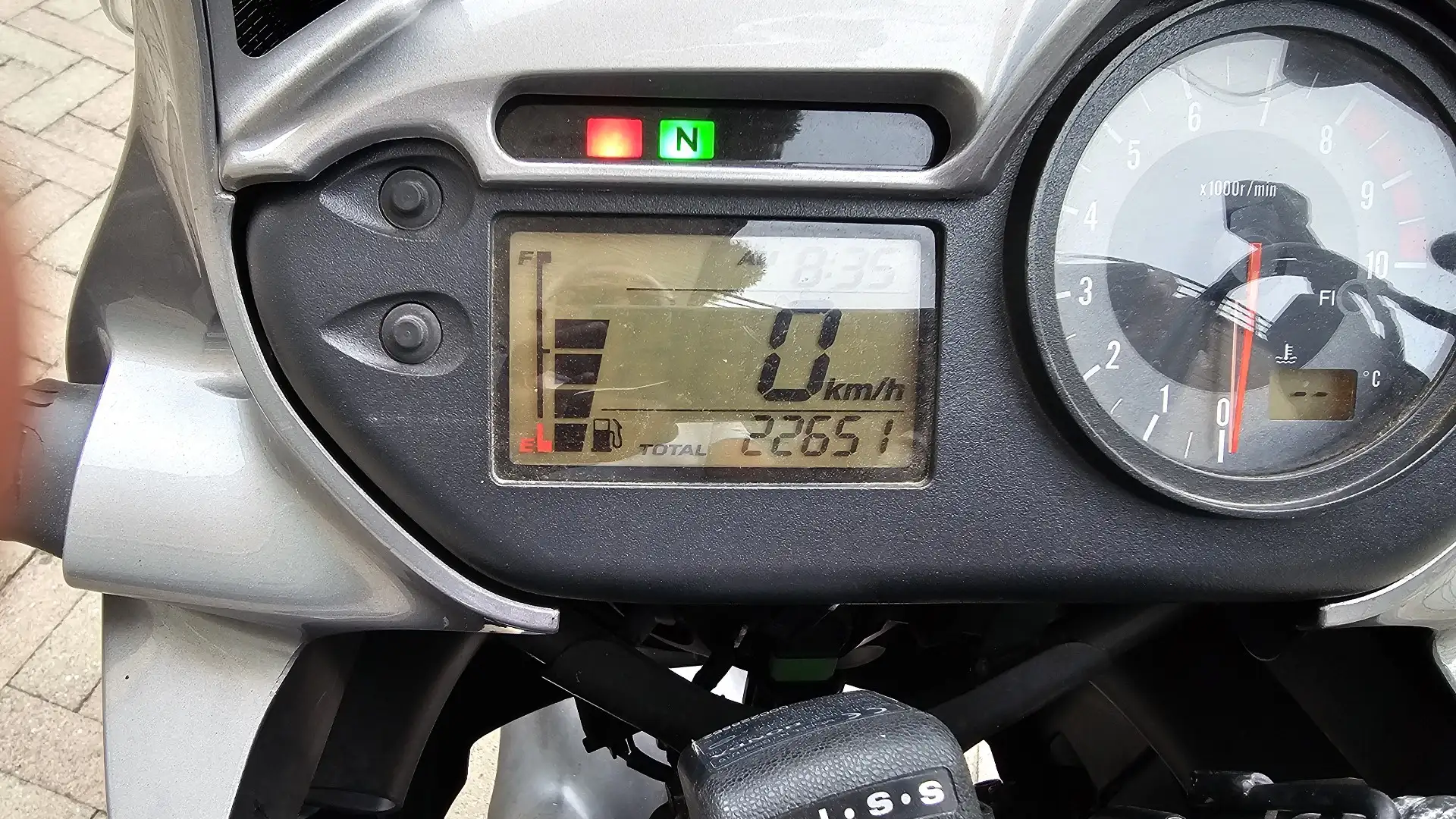 Honda Transalp modello 700V con borse allu e bauletto givi Roşu - 2