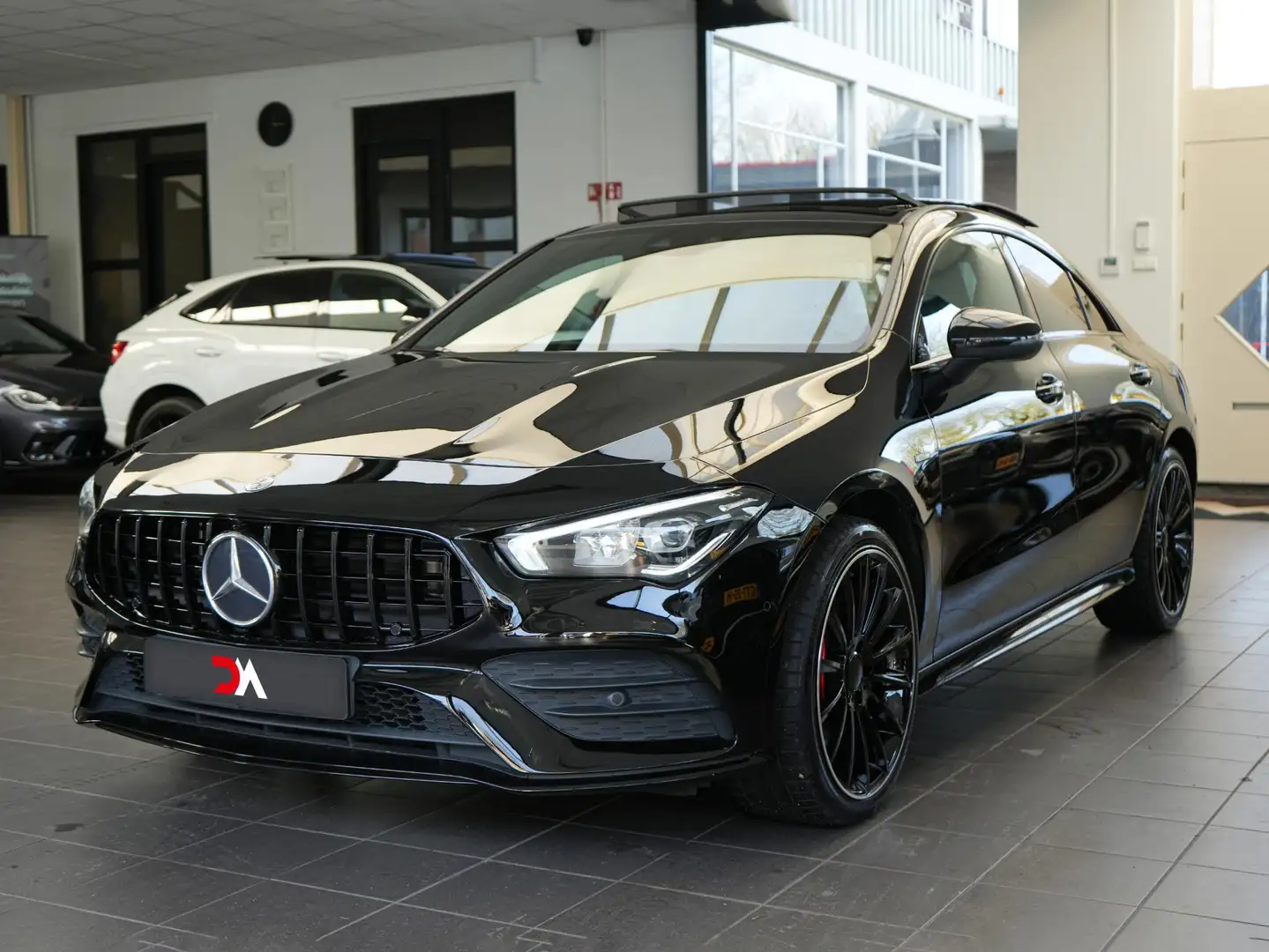 Mercedes-Benz CLA 250 e AMG | 45S | PANO | SFEER | CARPLAY | CRUISE Zwart - 1
