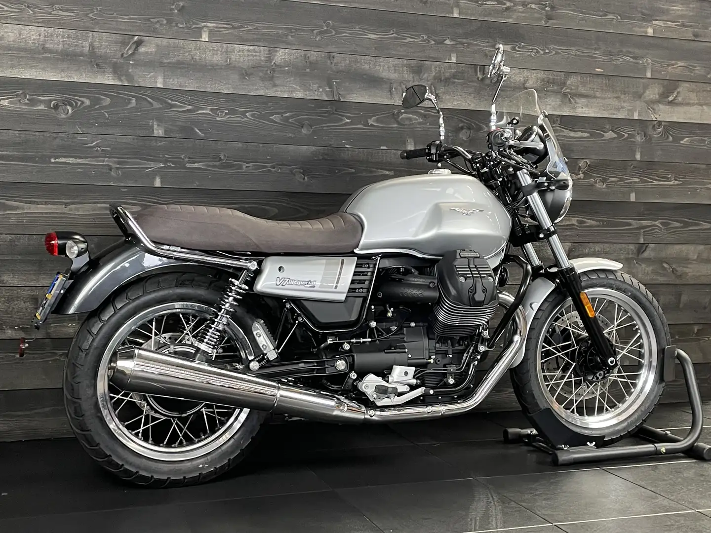 Moto Guzzi V 7 III SPECIAL ABS ASR Šedá - 2