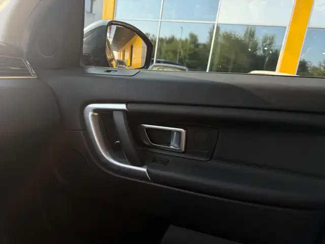 Land Rover Discovery Sport view 13