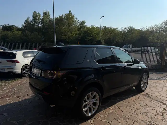 Land Rover Discovery Sport view 5