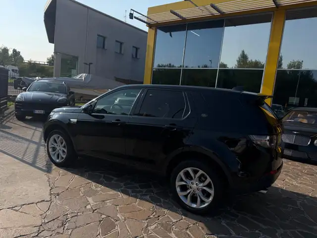 Land Rover Discovery Sport view 4
