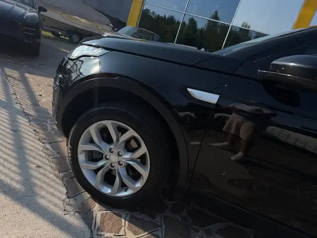 Land Rover Discovery Sport view 8