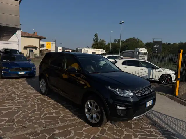 Land Rover Discovery Sport view 3