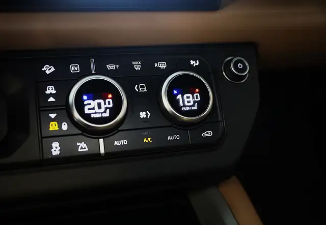 Land Rover Defender view 29