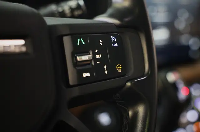 Land Rover Defender view 30