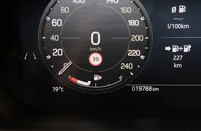 Land Rover Defender view 26
