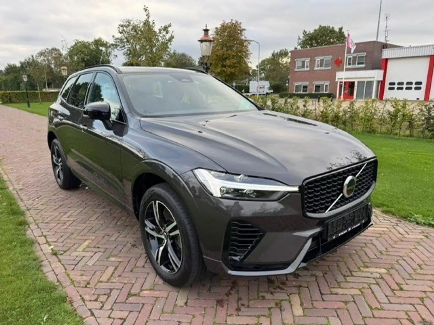 Volvo XC60 T6 R-Design Automaat Plug-In Grijs - 1