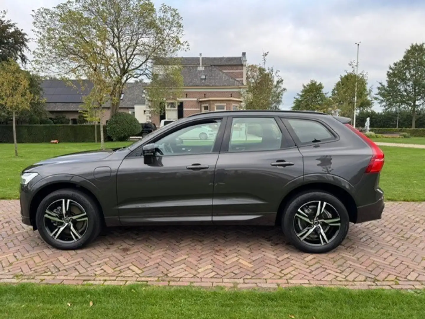 Volvo XC60 T6 R-Design Automaat Plug-In Grijs - 2