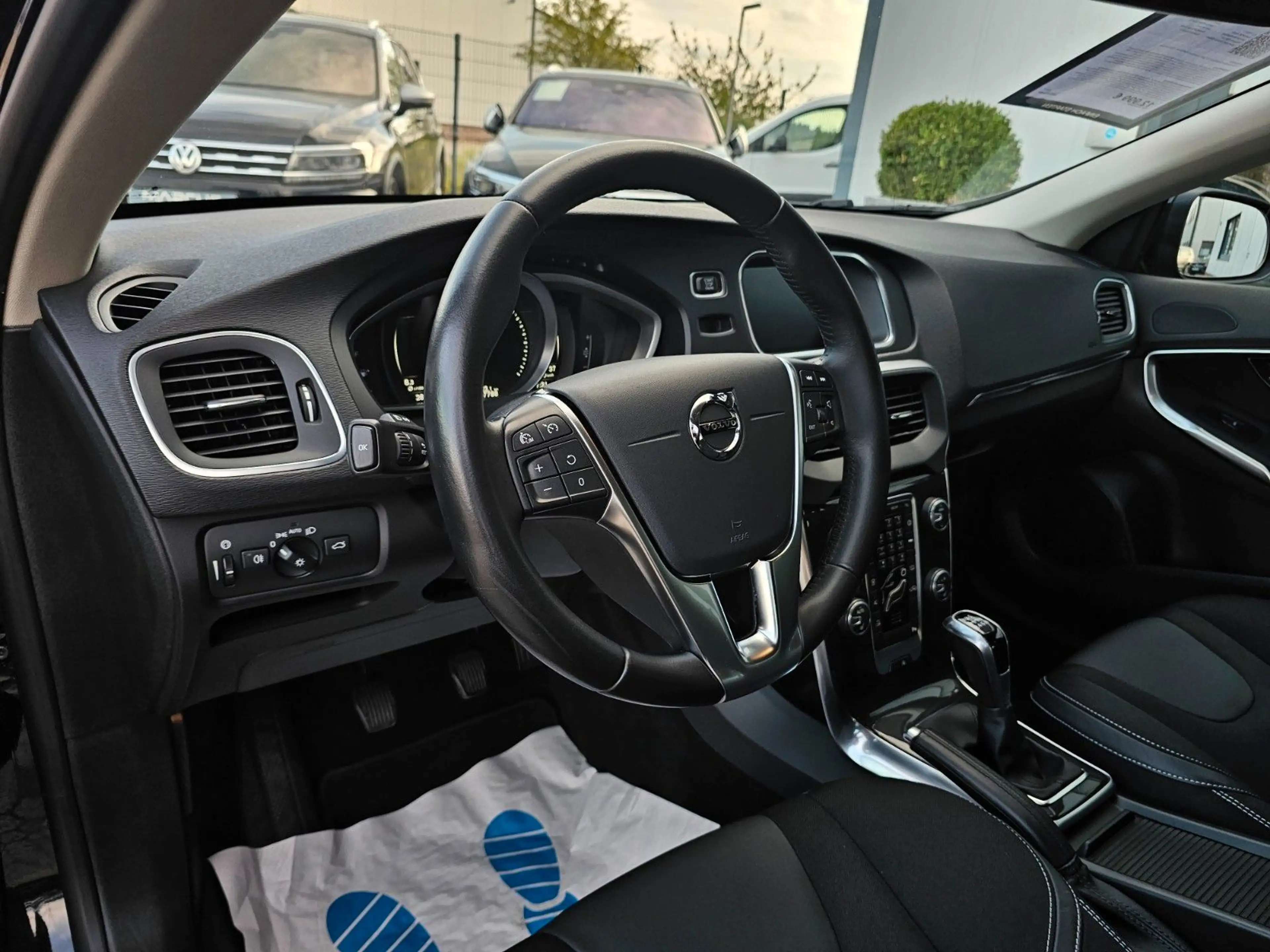 Volvo V40 Momentum*Navi*Leder*Xenon*LED-Scheinwerfer** — photo 11