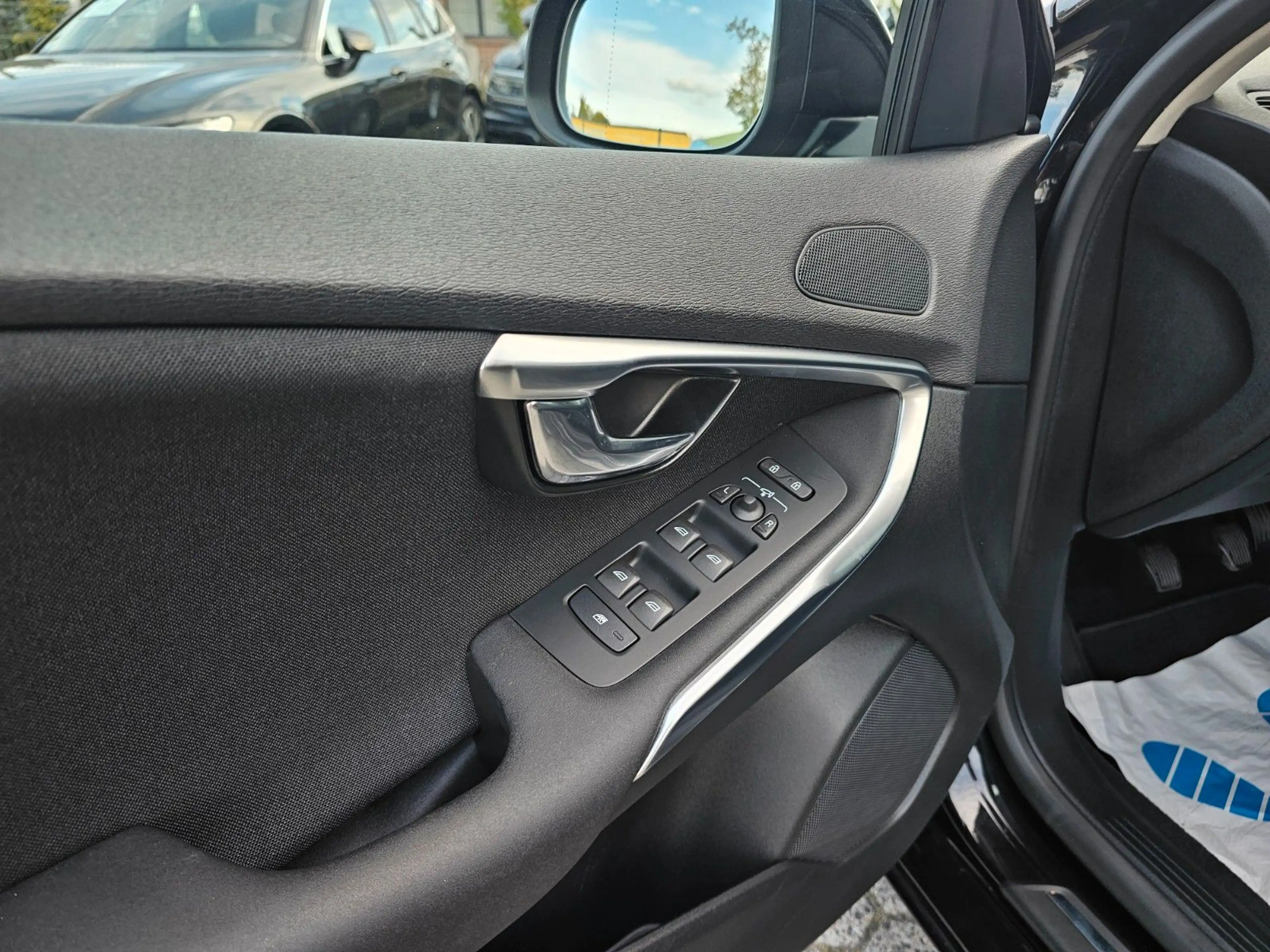 Volvo V40 Momentum*Navi*Leder*Xenon*LED-Scheinwerfer** — photo 10