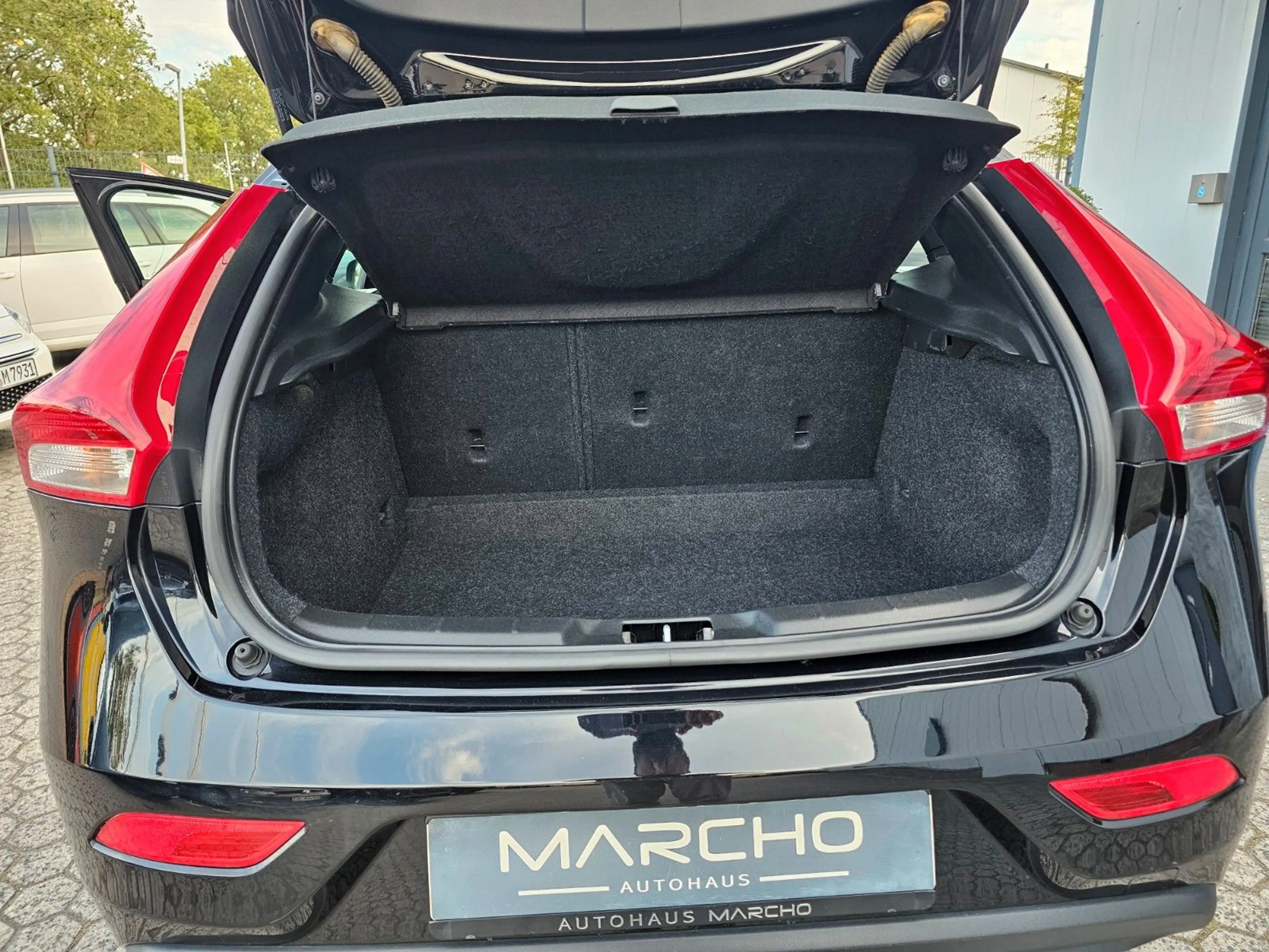 Volvo V40 Momentum*Navi*Leder*Xenon*LED-Scheinwerfer** — photo 13