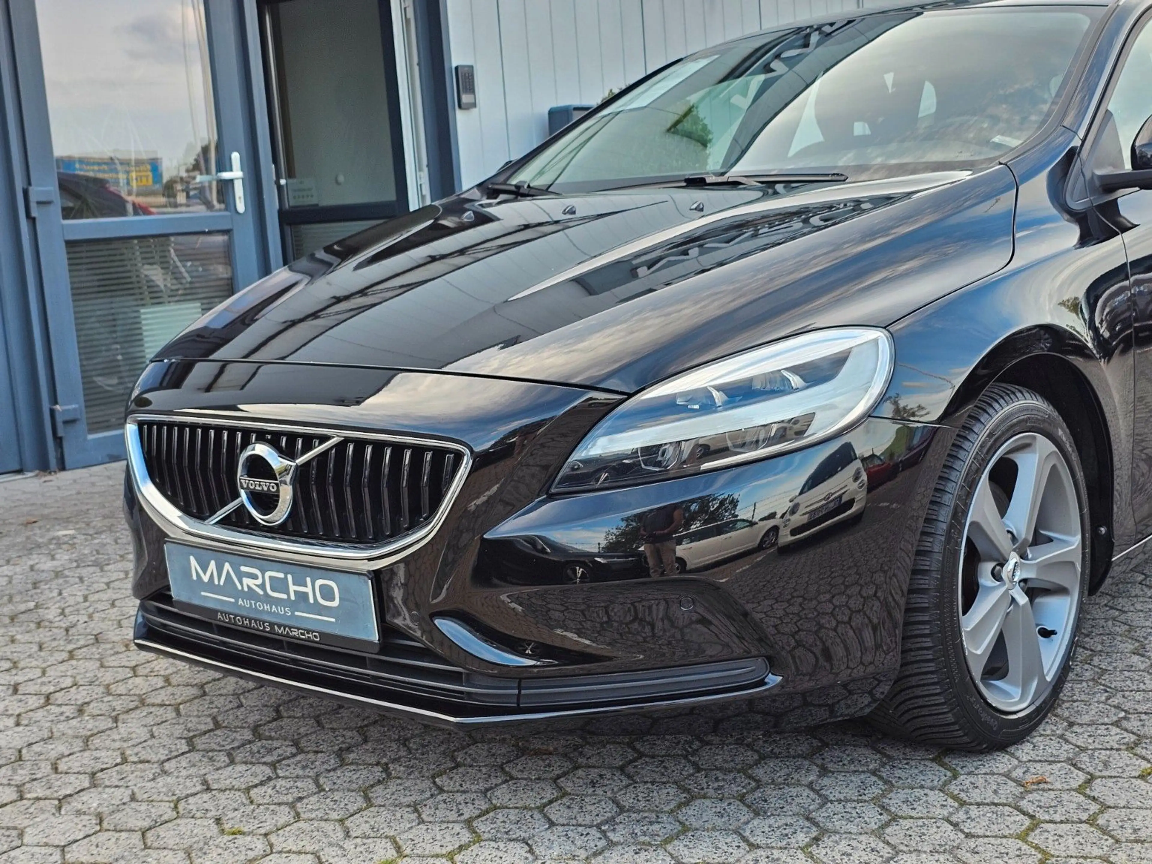 Volvo V40 Momentum*Navi*Leder*Xenon*LED-Scheinwerfer** — photo 2