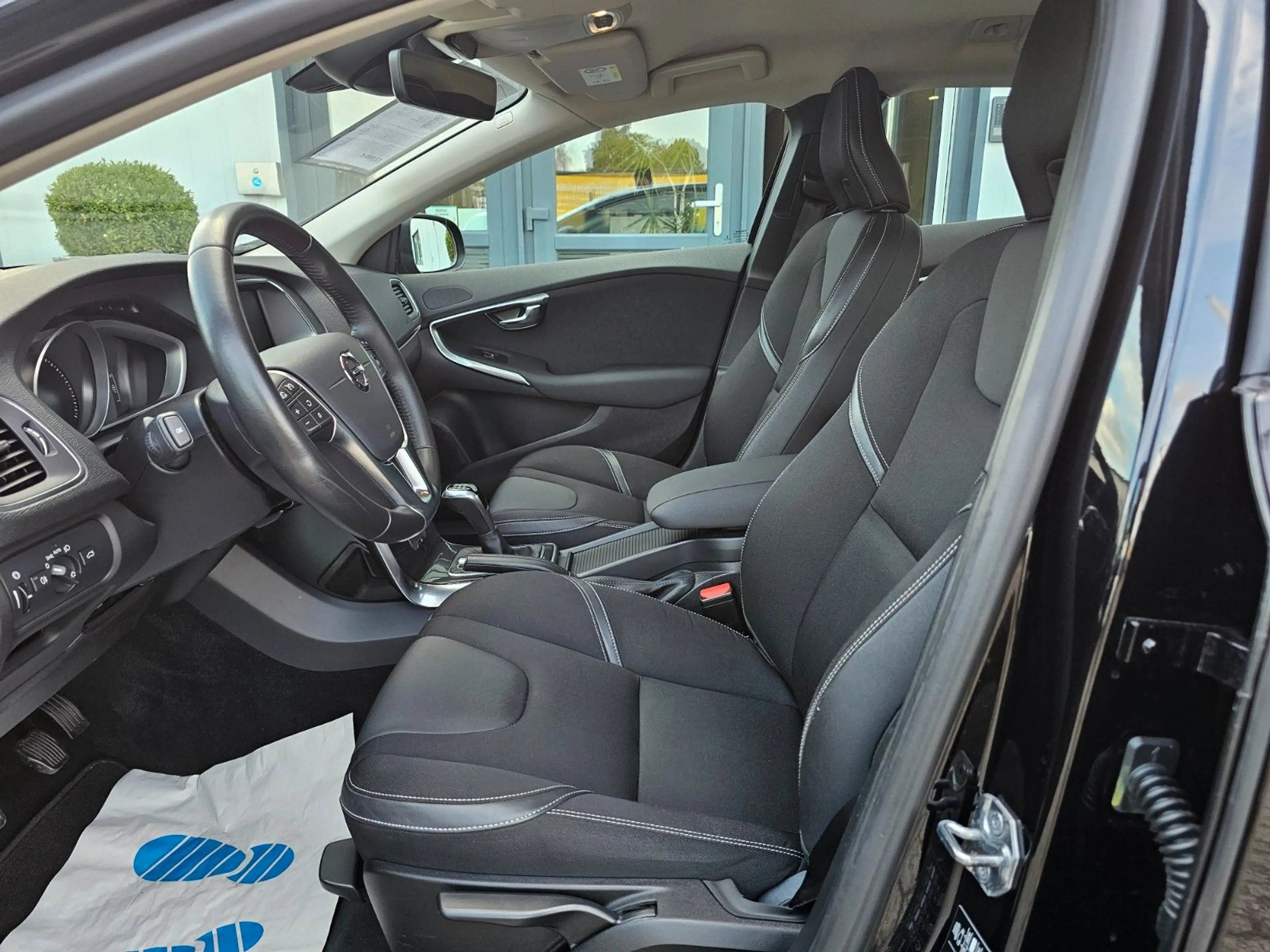 Volvo V40 Momentum*Navi*Leder*Xenon*LED-Scheinwerfer** — photo 9