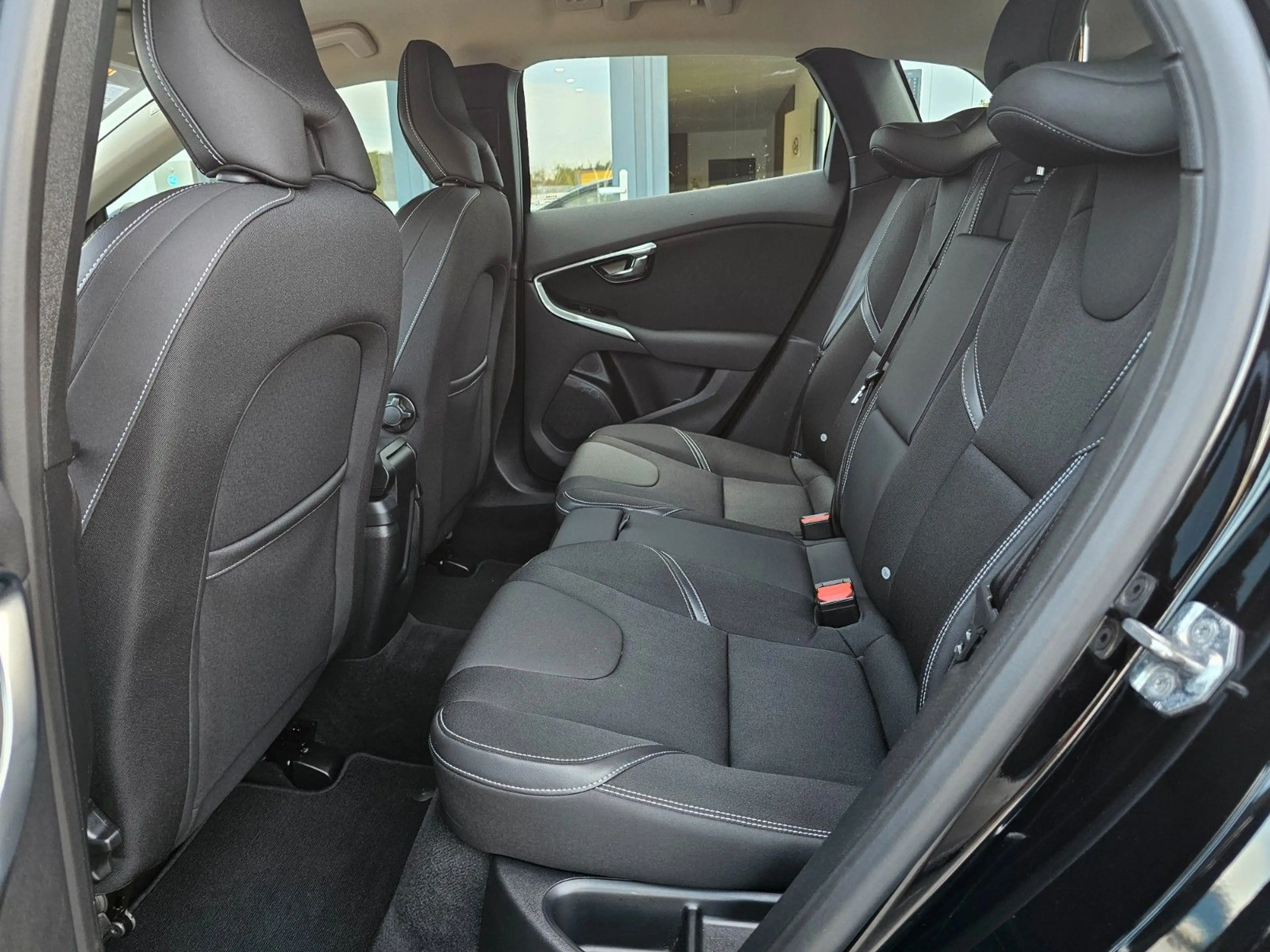 Volvo V40 Momentum*Navi*Leder*Xenon*LED-Scheinwerfer** — photo 12