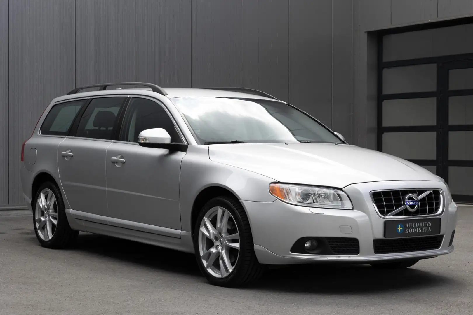 Volvo V70 2.0 Summum Youngtimer|Automaat|Xenon|Clima|Stoelve Zilver - 2