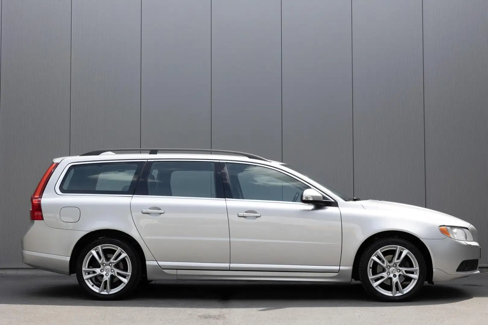 Volvo V70 2.0 Summum Youngtimer|Automaat|Xenon|Clima|Stoelve Zilver - 1